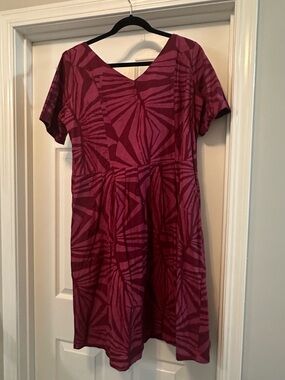V-Neck Short Sleeve Mini Dress in Magenta Print